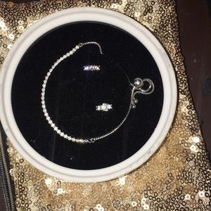 Adjustable bracelet, with a pair of earrings.